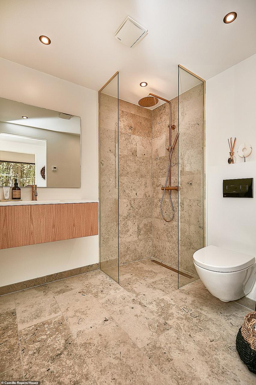 Istilah pemanas di bawah lantai telah meningkat 415% pada tahun lalu, dengan panel pemanas listrik di bawah ubin dinding membawa kehangatan ke area utama kamar mandi, menjadikannya tambahan yang berguna untuk kamar mandi.
